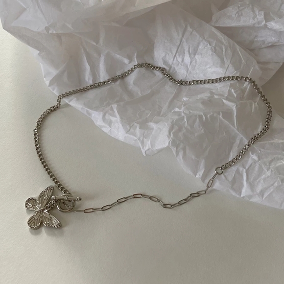 🍒 Butterfly Charm Lasso Necklace - Picture 3 of 6